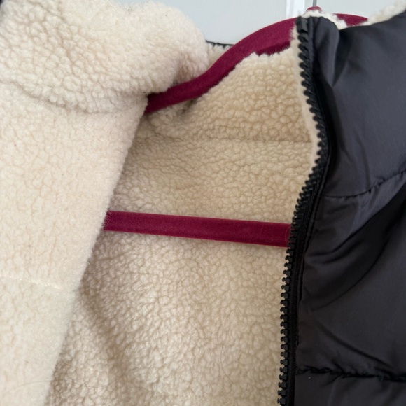 Carly Jean Los Angeles Reversible Sherpa Vest - Picture 2 of 2